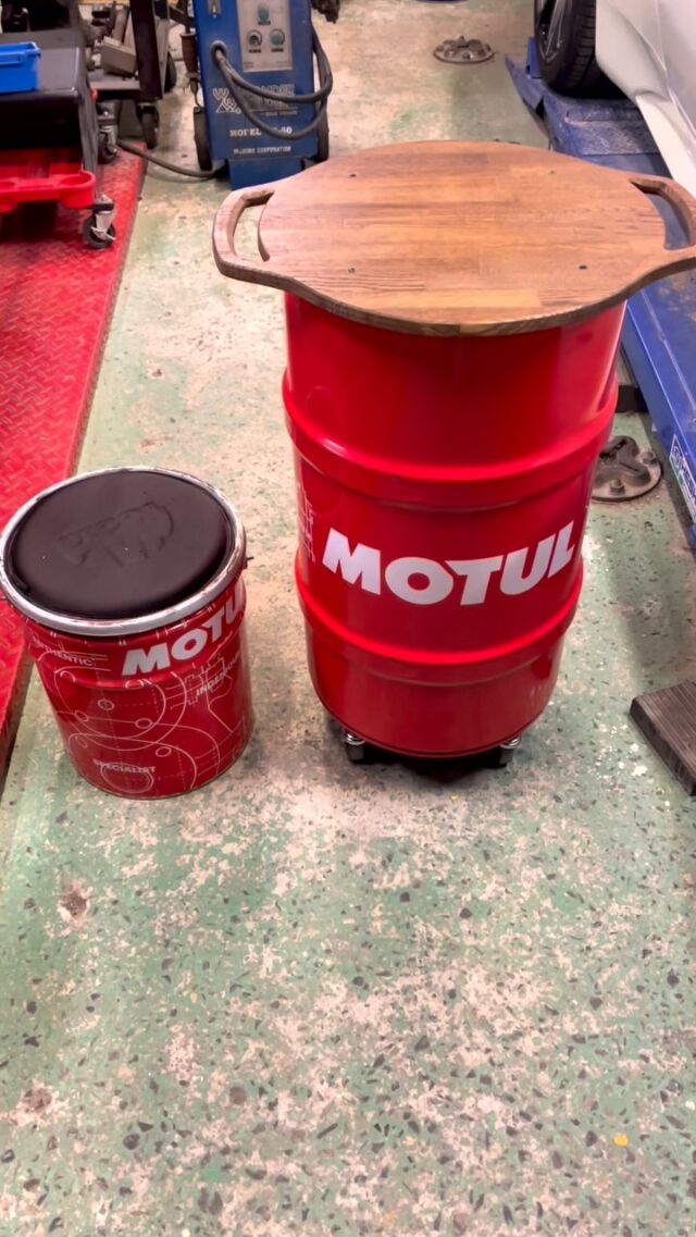MOTULの60リッター缶で
サイドテーブル作ってみた。  #motuloil 
#サイドテーブル
#これにオーディオとスピーカー組み込むか
#自作家具
#作業のお供に
#廃油ストーブのお供に
#某オイルより燃費上がるモチュール
#オイル交換受付中
#オイル交換