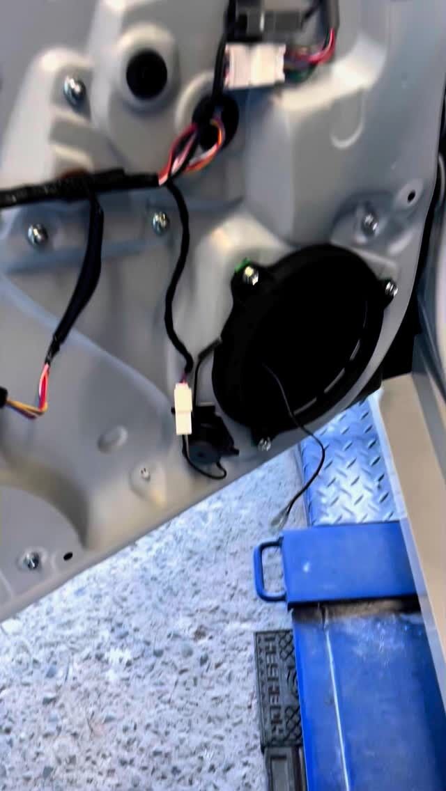 60プリウスの
Frドアスピーカー交換
専用バッフル取付、
クロスオーバー取付、
スピーカー取付で完成となります。
取付キットに車種毎の
トリムのバラシ方、スピーカーの
取付方法まで記載されてますので
DIYでも可能です
#60プリウス
#kickeraudio 
#スピーカー交換