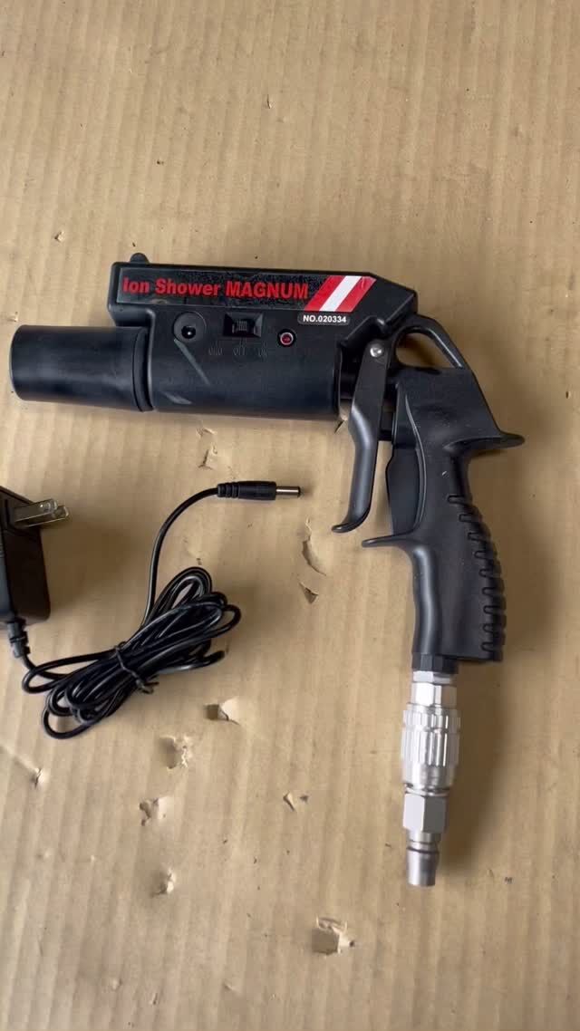 イオンシャワーマグナムの
ほったらかしにしたら
過充電する充電対策に
オリジナル基盤を作ってみた。
充電中は黄色、
完了すれば緑に点灯で充電オフ。
充電不可やバッテリーに問題ある場合は
赤で点灯。  #イオンシャワーマグナム
#塗装屋しか使わん