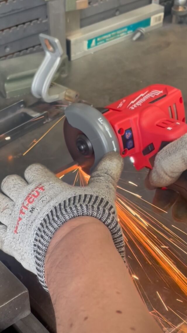 ミルウォーキーの
カットオフツール
エアより電動の方が使いやすい
#milwaukee 
#電動工具
#電動おじさん